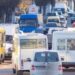 Запоріжці стоять в чергах на зупинці аби  дістатися додому
