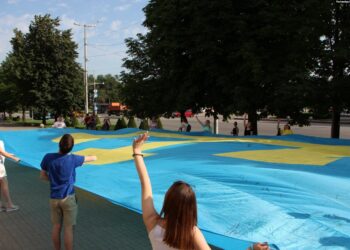 У Запоріжжі підписали прапор, який запустять над окупованим Росією Кримом