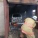 В Пологах рятувальники загасили пожежу у гаражі: всередині палала автівка