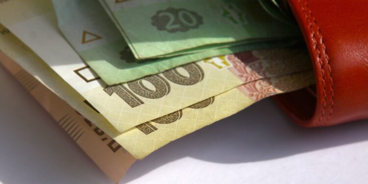 Зарплата украинца  фото банк  Предметы Деньги