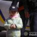 У Запоріжжі трирічна дівчинка допомагає евакуйованим. ВІДЕО