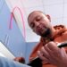 Військовий у Запоріжжі відновлює моторику пальців грою на гавайській гітарі — відео