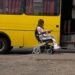 Запоріжанка відібрала смартфон у дівчини з порушенням рухових функцій