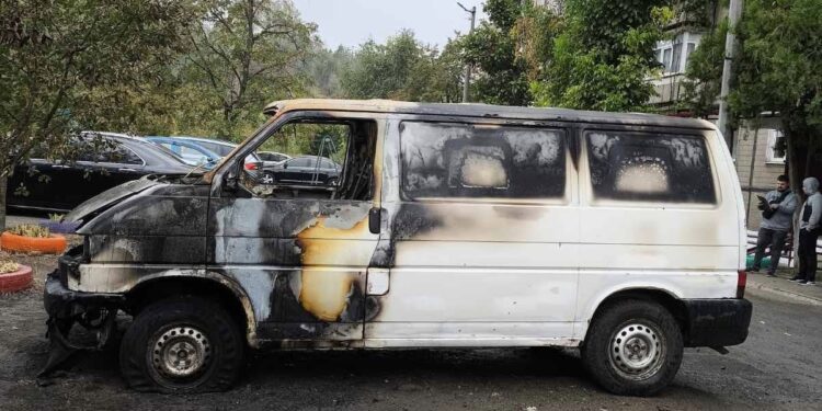 Запорізькому волонтеру спалили автівку