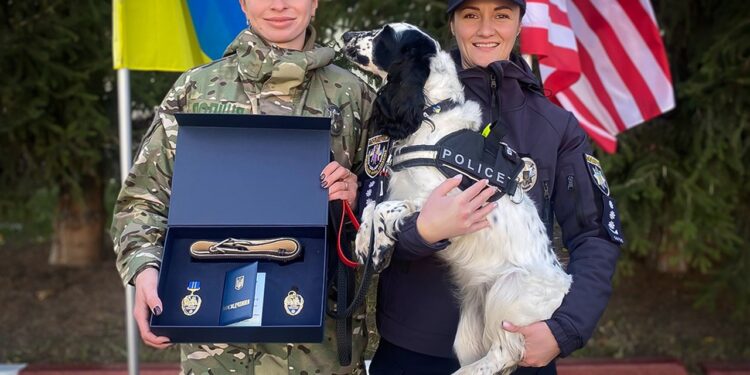 Запорізьку кінологиню та її чотирилапу напарницю відзначили цінним подарунком МВС