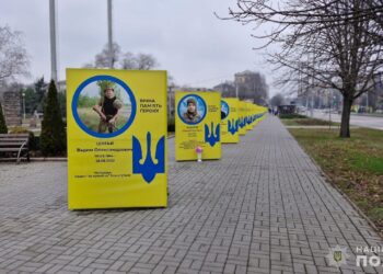Поліція розшукує вандалів, які порізали призми Героїв у Запоріжжі