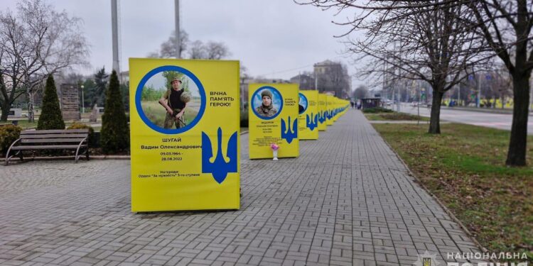 Поліція розшукує вандалів, які порізали призми Героїв у Запоріжжі