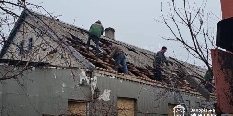 У Запоріжжі триває ліквідація наслідків атаки