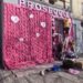 Прибрати не можна залишити: Що не так з прикрасою фасаду б’юті-салону у центрі Запоріжжя. ФОТО