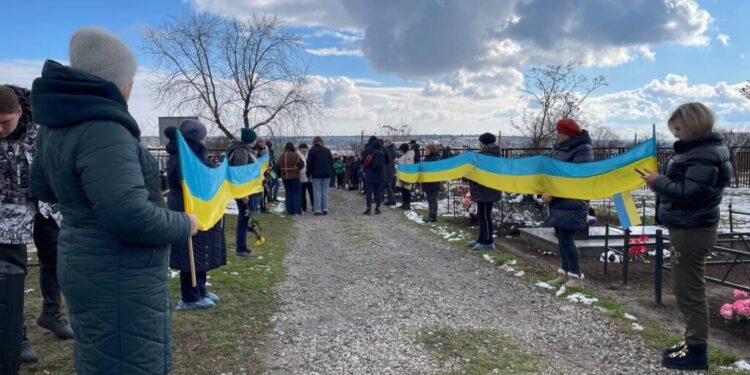 Запоріжці на колінах провели в останній шлях військового Олександра Дерибаса