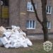 Гора сміття посеред міста: запоріжець вивантажив відходи під будинок, але довелось прибрати