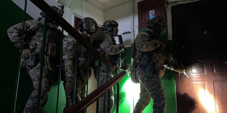 Поліція проводить обшуки