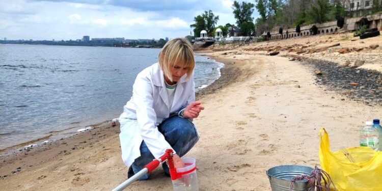 відбір проб води в річці Дніпро