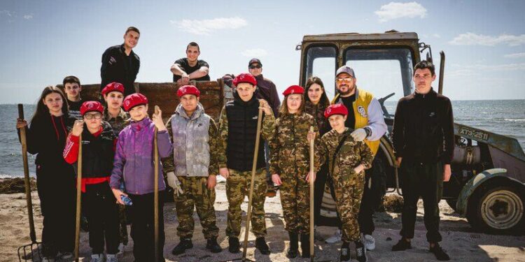 У Бердянську сміття прибирають діти