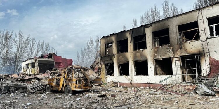 Оріхівська гімназія № 1 “Сузір’я” після обстрілу. 6 квітня 2023 року. Фото: Суспільне Запоріжжя