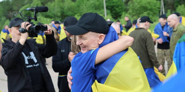 Українські військові повертаються з полону