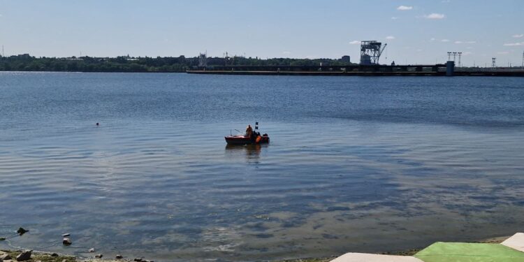 Водолази розчищають Дніпро