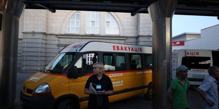 Евакуація триває: куди виїжджають запоріжці. ФОТО