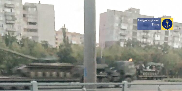 Окупанти перекидають техніку