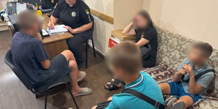 Поліція встановила хлопців, які знущалися з однолітка