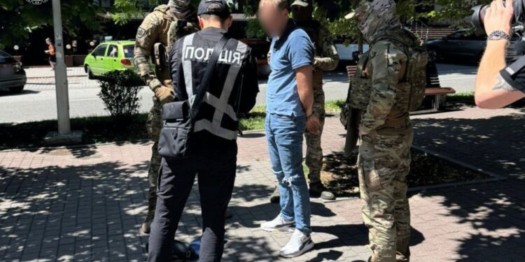 Мешканець Запоріжжя переправляв чоловіків за кордон