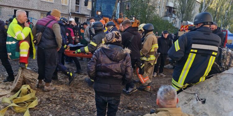 Запорізькі рятувальники дістали з-під завалів гуртожитка ще одне тіло. ФОТО. ВІДЕО