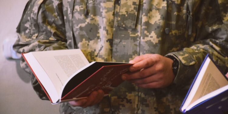 У Запоріжжі відкрили п’яту книжкову поличку для військових