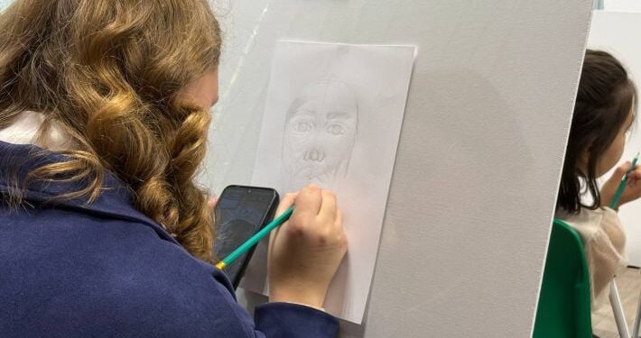 Дітей змушують малювати військових рф