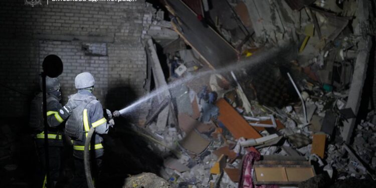8 ракетних ударів та атака дронів: у Запоріжжі зруйновано гуртожиток та будинки, є поранені. ФОТО