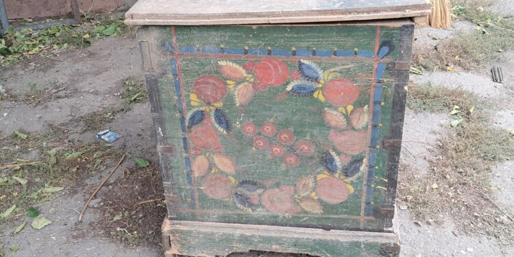 Столітня скриня