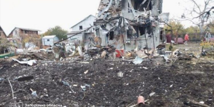 Атака на Запорізький район: бомба влучила поряд з будинком, є поранені