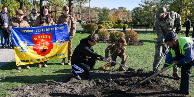 Дуби незламності висадили у Запоріжжі