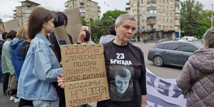 Син запоріжанки, яка чекала його з полону три роки, повернувся додому