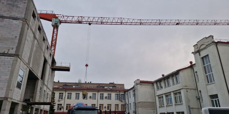 Триває будівництво