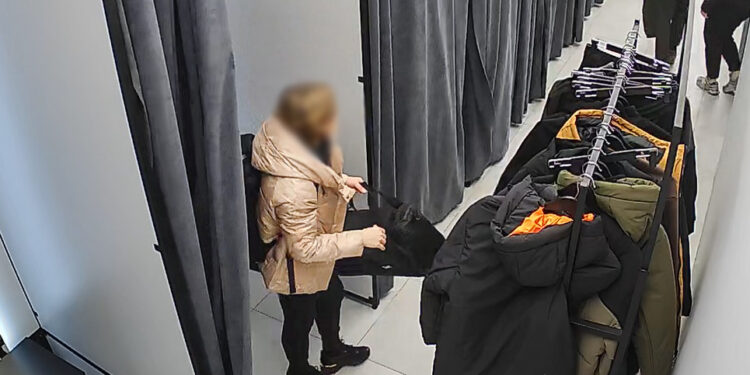 Жінка вкрала одяг у магазині