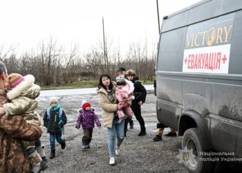 Жінку з дітьми привезли до Запоріжжя