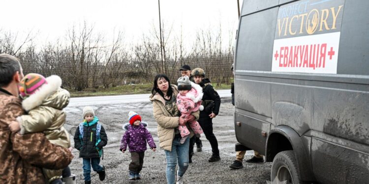 Жінку з дітьми привезли до Запоріжжя