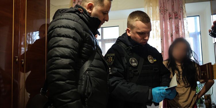 Жінка продала власну дитину