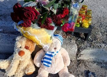 Люди несуть квіти та іграшки на місце трагедії у Запоріжжі