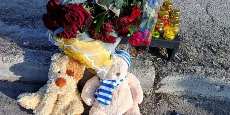 Люди несуть квіти та іграшки на місце трагедії у Запоріжжі