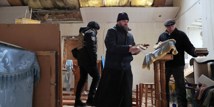 Поліцейські допомогли евакуювати духовні святині з храму прифронтової Юрківки на Запоріжжі