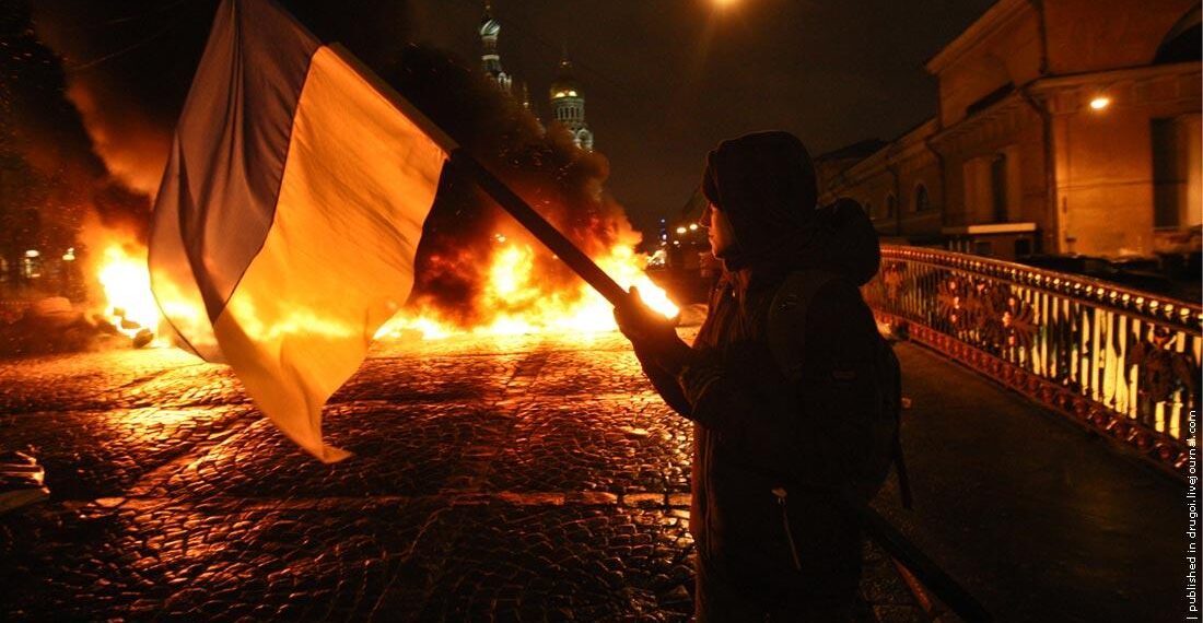 Жінка палила прапори на могилі Захисника