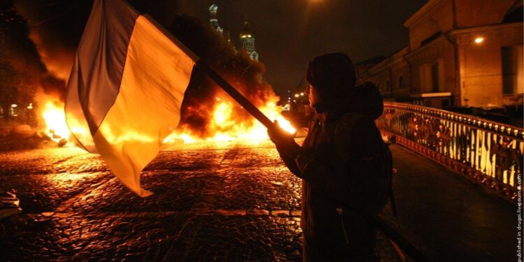 Жінка палила прапори на могилі Захисника