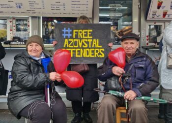 Юлія з батьками чекають на брата і сина