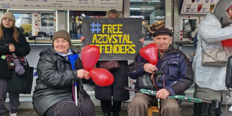 Юлія з батьками чекають на брата і сина