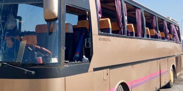 Росіяни атакували автобус з дітьми