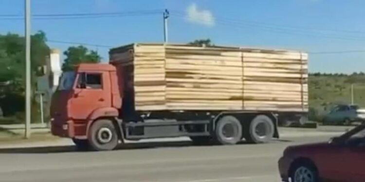 Росіяни маскують бензовози