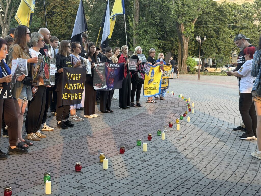 Запоріжці вшанували пам’ять жертв теракту в Оленівці. ВІДЕО. ФОТО