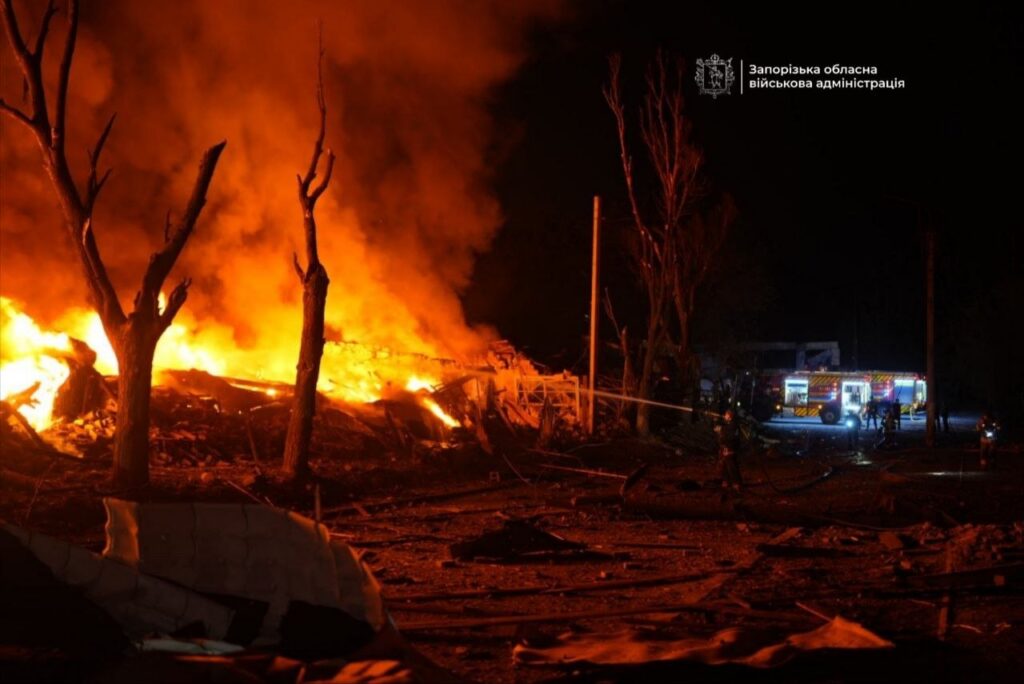 У Запоріжжі 5 загиблих і 20 поранених через нічну атаку, виникли пожежі