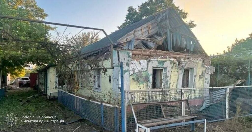 Дві людини загинули, ще троє отримали поранення внаслідок атак по Запорізькому району